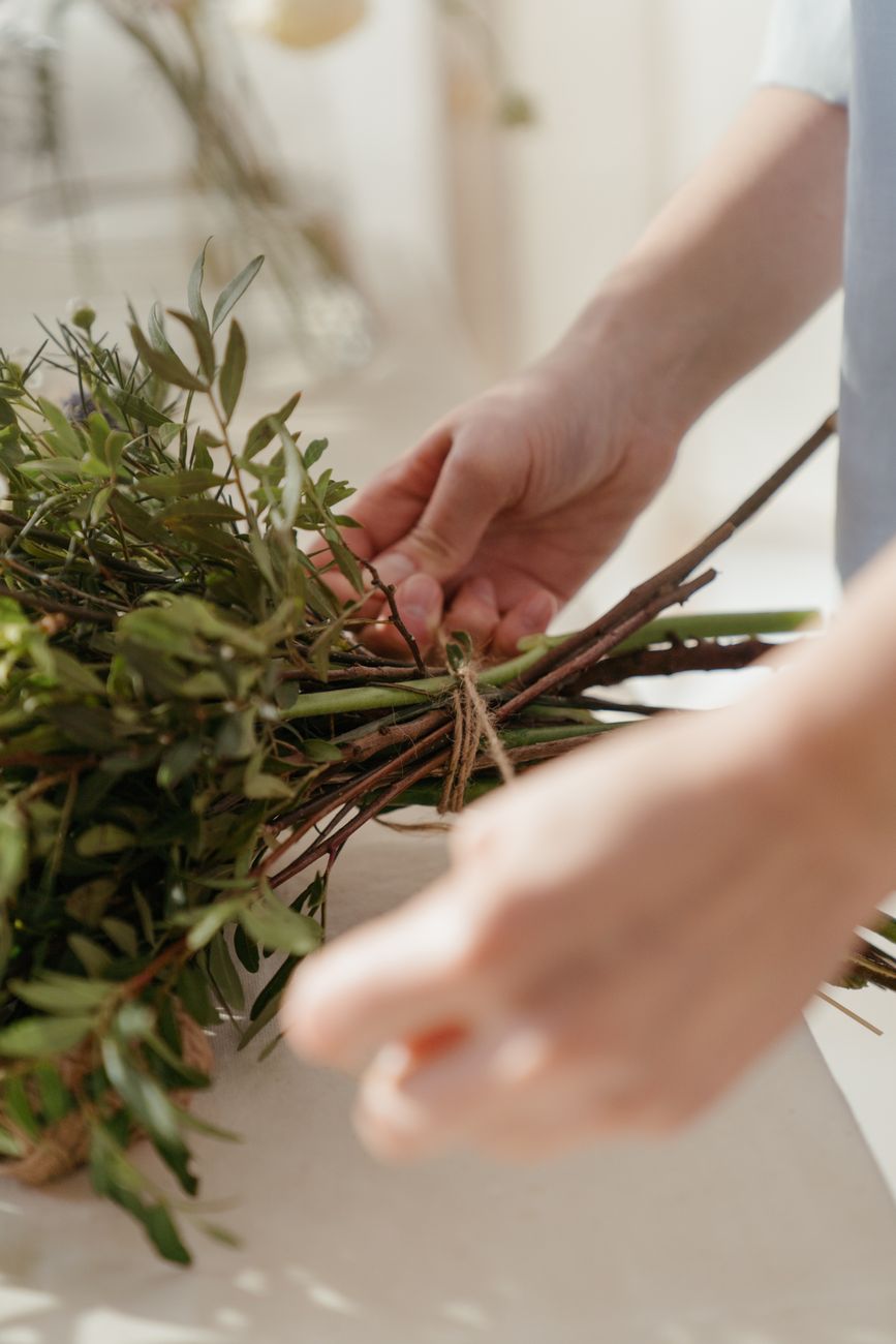 Floristka viaže kyticu v ateliéri Kvety Sofia